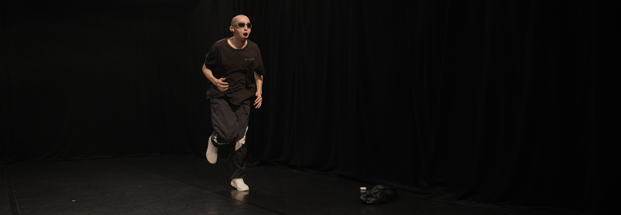 Masturpiece : Major Tom Performance Image 3